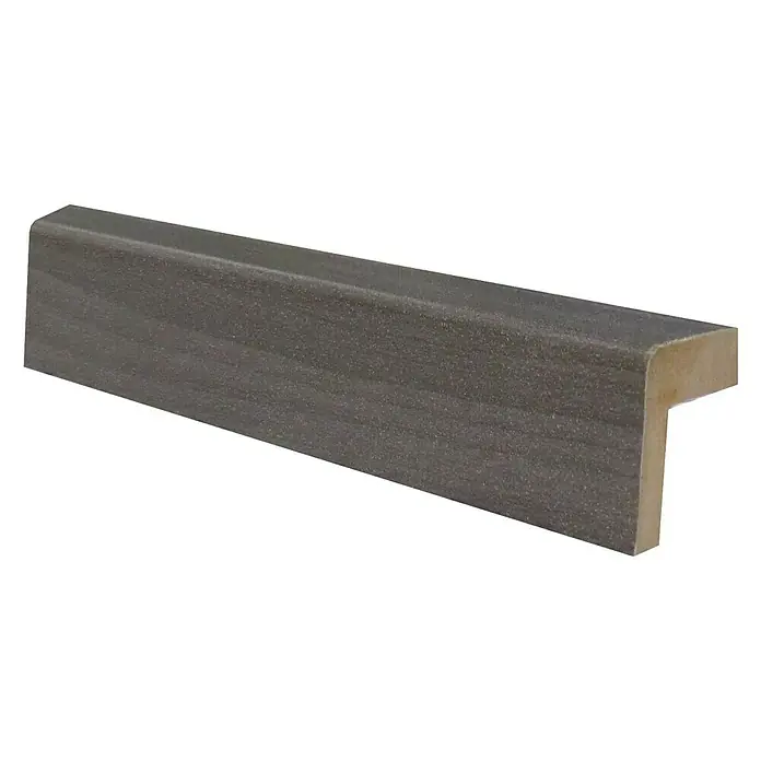 Bariperfil Perfil de acabado y remate Olmo Ceniza - 2,44 m x 2,5 cm x 3 cm, MDF - La imagen muestra un zócalo de madera gris, ideal para acabados interiores, proporcionando una transición elegante entre la pared y el suelo.