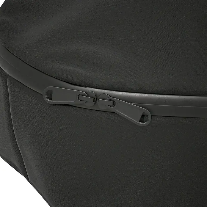 Kingstone Aufbewahrungstasche Pizzanello - Passend für: Kingstone Pizzaofen Pizzanello M, Kunststoff - Nahaufnahme eines schwarzen Rucksacks mit Reißverschlussdetail, der die hochwertige Verarbeitung und das schlichte Design des Produkts hervorhebt.