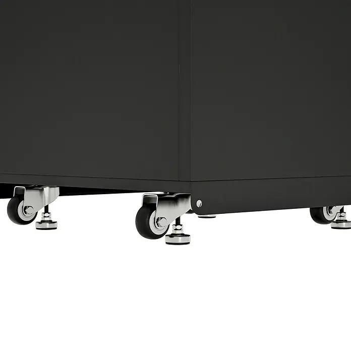 Kingstone Cube Outdoorküchen-Modul Basisschrank - Schwarz, B x T x H: 58 x 58 x 90 cm, Stahl, Sintered Stone - Detailaufnahme eines schwarzen Möbels mit Rollen, das die Mobilität und Flexibilität des Produkts hervorhebt.