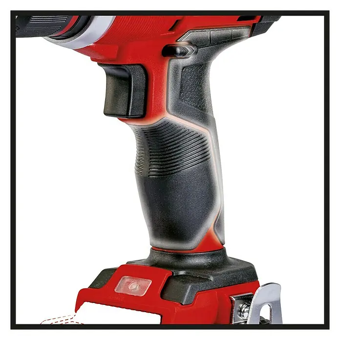 Einhell Power X-Change 18V Akku-Bohrschrauber TE-CD 18 Li E-Solo - 18 V, Ohne Akku - Nahaufnahme eines roten und schwarzen Akku-Bohrschraubers, der ein ergonomisches Griffdesign für Komfort und Kontrolle zeigt.