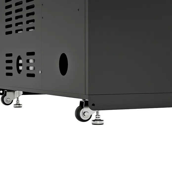 Kingstone Cube Outdoorküchen-Modul Spüle & Kühlschrank - Schwarz, B x T x H: 100 x 58 x 90 cm, Stahl, Edelstahl, Sintered Stone - Detailaufnahme eines schwarzen Geräts mit Lüftungsschlitzen und Rädern.