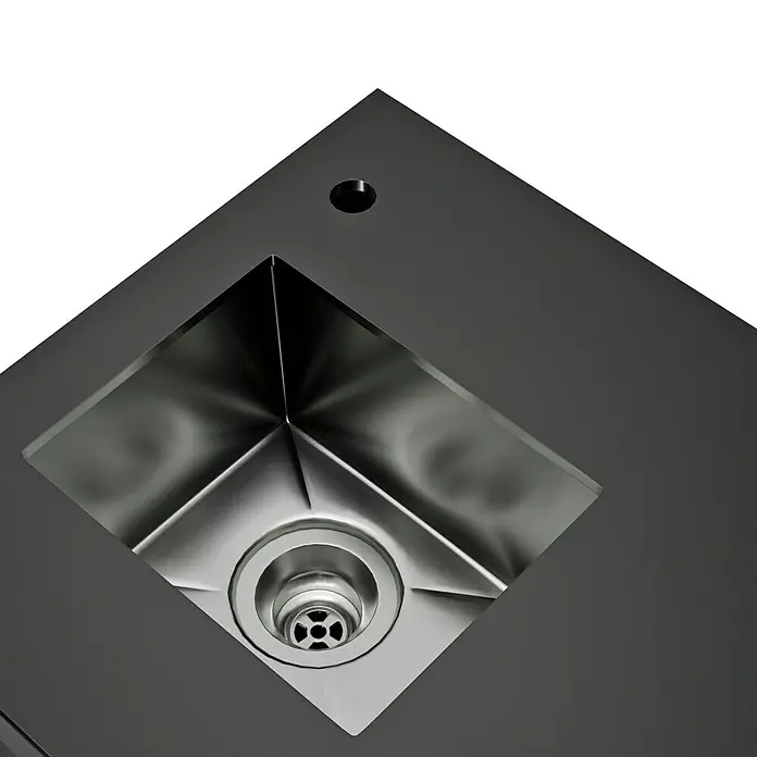 Kingstone Cube Outdoorküchen-Modul Spüle & Kühlschrank - Schwarz, B x T x H: 100 x 58 x 90 cm, Stahl, Edelstahl, Sintered Stone - Nahaufnahme einer modernen, eckigen Spüle aus Edelstahl mit Ablass in einer dunklen Arbeitsplatte.