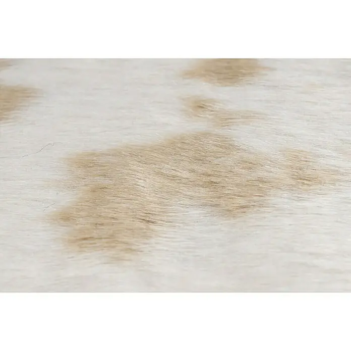 Piel sintética - Vaca, Beige, 200 x 150 cm, 100 % poliéster - Primer plano de una alfombra con estampado de piel de vaca en tonos beige y blanco, combinando textura y estética natural.