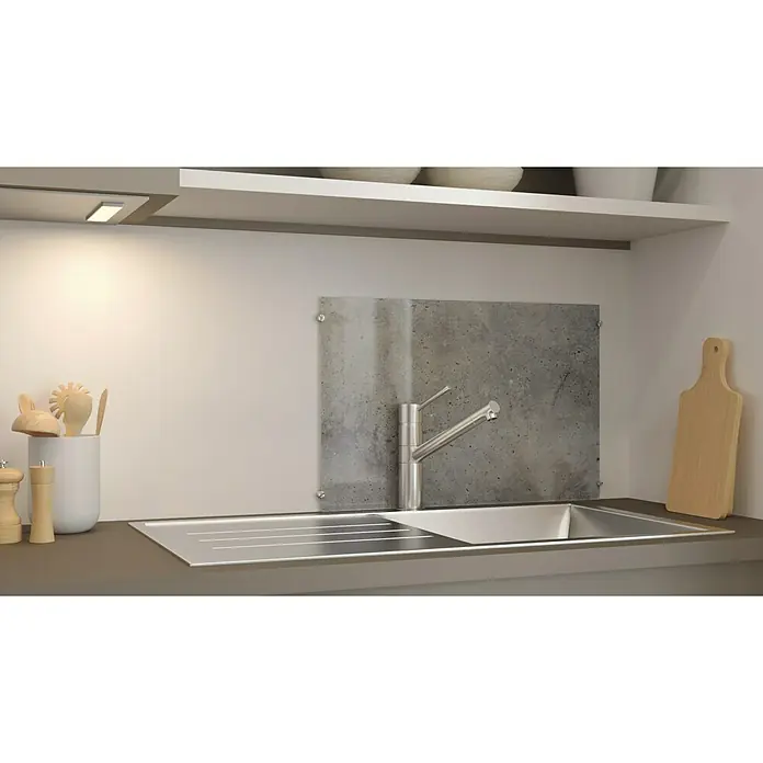 CUCINE Küchenrückwand - Dark Concrete, 60 x 40 cm, Stärke: 6 mm, Einscheibensicherheitsglas (ESG) - Nahaufnahme eines Spülbeckens mit Armatur, Schneidebrett und Küchenutensilien unter einem Regal mit Beleuchtung.