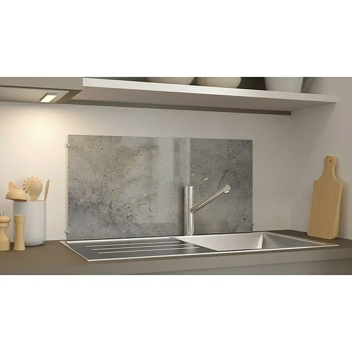 CUCINE Küchenrückwand - Dark Concrete, 80 x 40 cm, Stärke: 6 mm, Einscheibensicherheitsglas (ESG) - Eine moderne Küchenspüle aus Edelstahl mit Armatur und einer grauen Rückwand, die eine stilvolle und funktionale Arbeitsfläche bietet.
