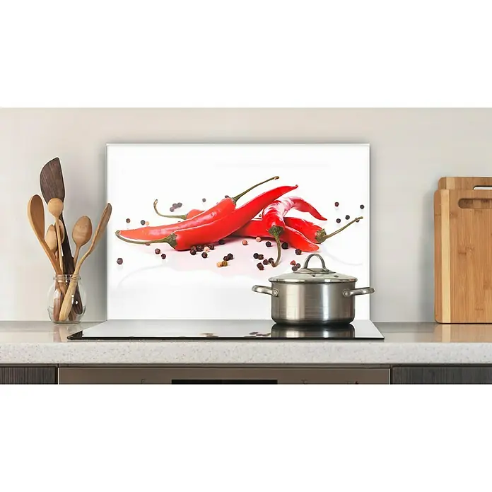 CUCINE Küchenrückwand - Fiery Chili & Pepper, 60 x 40 cm, Stärke: 6 mm, Einscheibensicherheitsglas (ESG) - Küchenrückwand mit einem Motiv aus roten Chilischoten und schwarzen Pfefferkörnern, die eine würzige und lebendige Atmosphäre in der Küche schafft.