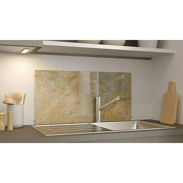 CUCINE Küchenrückwand - Golden Marble, 80 x 40 cm, Stärke: 6 mm, Einscheibensicherheitsglas (ESG) - Eine Küchenspüle mit einem modernen Wasserhahn und einer dekorativen Rückwand aus Naturstein, die das elegante Design der Küche hervorhebt.