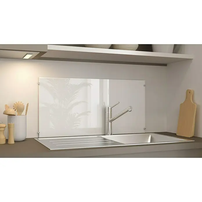 CUCINE Küchenrückwand - Clear, 80 x 40 cm, Stärke: 6 mm, Einscheibensicherheitsglas (ESG) - Spülbecken mit Abtropffläche und Armatur vor einer glänzenden weißen Küchenrückwand mit Pflanzenmuster, inklusive Küchenutensilien.