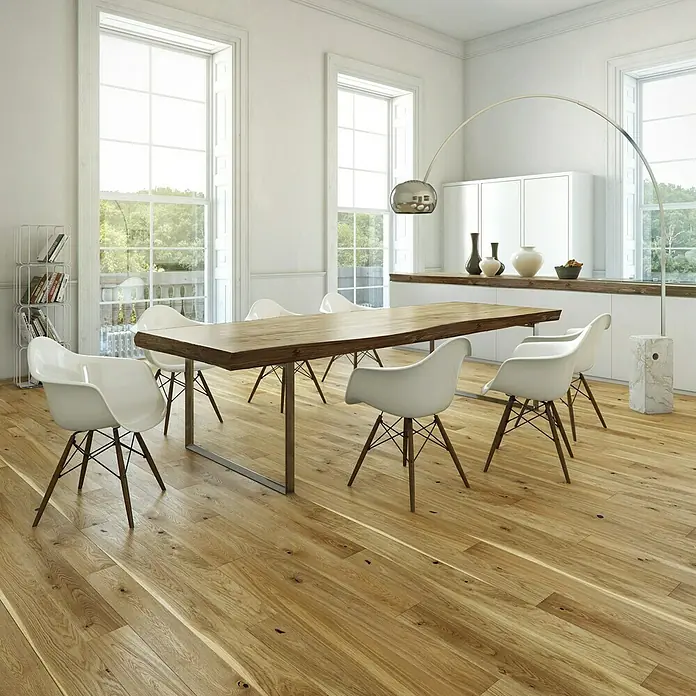 Parkett - Eiche natur geölt, Landhausdiele, 1.092 x 180 x 14 mm - Elegantes Esszimmer mit Holztisch, weißen Stühlen und sanfter Beleuchtung. Die warmen Holzdielen unterstreichen die einladende Atmosphäre des Raumes.