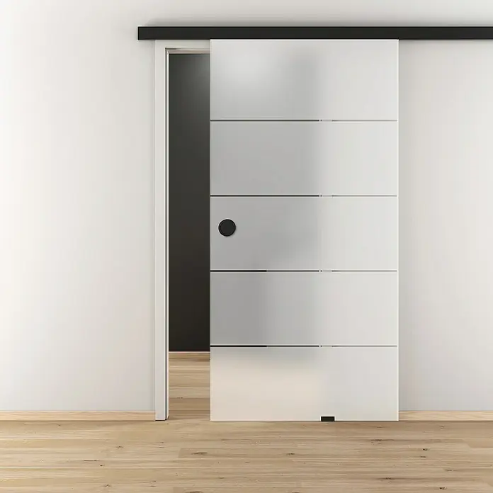 Diamond Doors Abstands-Set Jubidoor 411 - Schwarz, 1.900 x 185 x 51 mm, Passend für: Diamond Doors Schiebetür-Komplettset Jubidoor 6.1 - Modernes Schiebetürdesign mit klaren Linien und minimalistischem Knopfgriff, ideal für zeitgenössische Innenräume. Die Tür ist teilweise geöffnet.