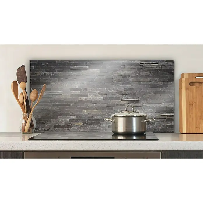 CUCINE Küchenrückwand - Stonehenge, 80 x 40 cm, Stärke: 6 mm, Einscheibensicherheitsglas (ESG) - Küchenszene mit Herd, Topf und grauem Fliesenspiegel, der einen modernen Touch verleiht. Holzutensilien und Schneidebretter ergänzen das Ambiente.