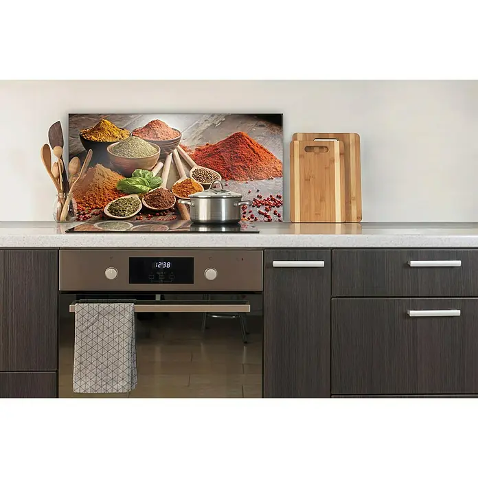 CUCINE Küchenrückwand - Oriental Spice, 80 x 40 cm, Stärke: 6 mm, Einscheibensicherheitsglas (ESG) - Küchenansicht mit dekorativer Rückwand mit Gewürzen, Herd und Schneidebrettern, die ein gemütliches und stilvolles Ambiente schaffen.