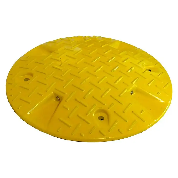 Schake Tempostopper - Durchmesser: 425 mm - Gelber runder Geschwindigkeitsbegrenzer aus Gummi mit rautenförmigem Muster und Befestigungslöchern.