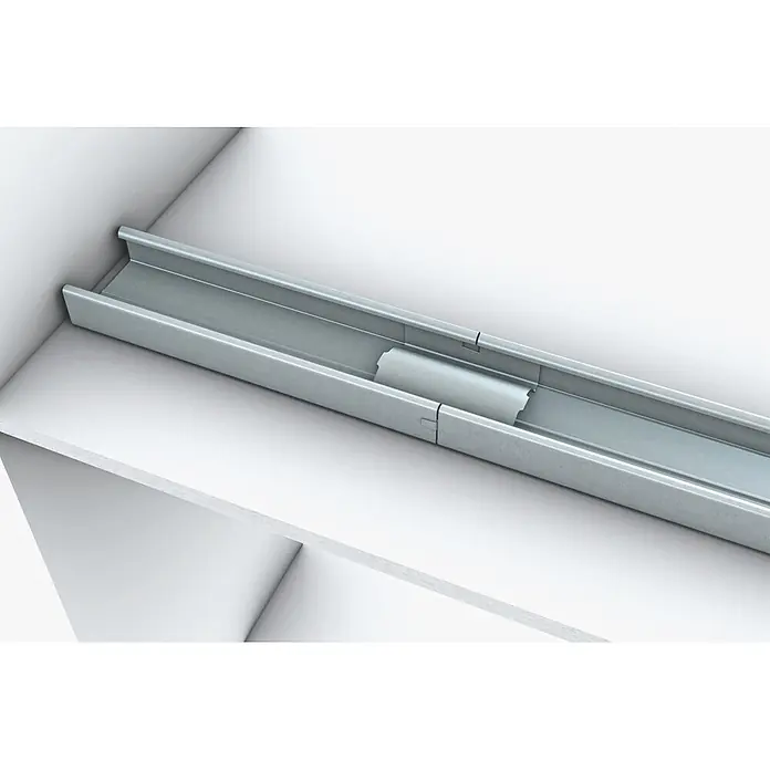 Probau Längsverbinder - Geeignet für: CD-Deckenprofile, 1 Stk. - Das Bild zeigt eine Detailaufnahme eines Schubladenauszugs aus Metall, montiert in einem weißen Möbelstück. Der Auszug ist silbern und wirkt robust.