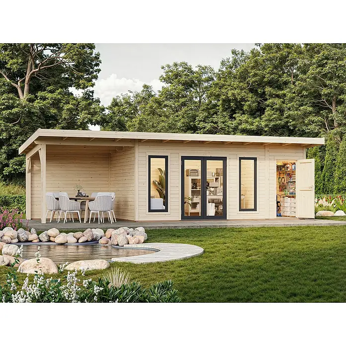 Palmako Gartenhaus Aurelia - Außenmaß inkl. Dachüberstand (B x T): 911 x 404 cm, Holz, Natur unbehandelt, Inklusive überdachtem Freisitz und Abstellraum mit separatem Zugang - Außenansicht eines Holzgartenhauses mit offenem Anbau, Steinteich und gepflegtem Rasen im Garten.
