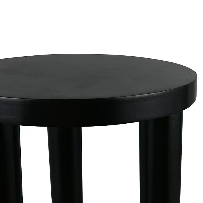 Beistelltisch Acta - Ø x H: 30 x 70 cm, Holz, Schwarz - Nahaufnahme eines runden, schwarzen Holzhockers mit drei Beinen vor einem schwarzen Hintergrund.