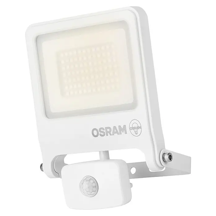 Osram Proyector LED Endura Flood - 50 W, Blanco, Blanco cálido, IP44 - Primer plano de un foco LED exterior Osram blanco con sensor de movimiento, que combina iluminación moderna y seguridad.