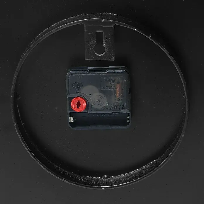 Wanduhr Tomo - Durchmesser: 42 cm, Mokka - Rückansicht einer schwarzen Quarzwanduhr, die das Uhrwerk, die Batterie und die Aufhängung zeigt.