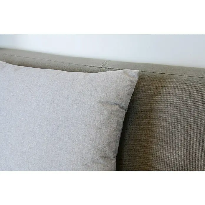 Kissen Ned - Grau, 45 x 45 cm, 100 % Polyester - Nahaufnahme eines hellgrauen Kissens, das an einem grauen Kopfteil lehnt. Das Kissen ist weich und bequem.