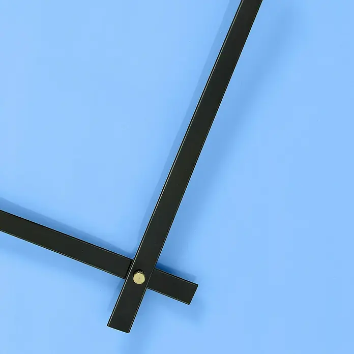 Wanduhr Tomo - Durchmesser: 42 cm, Blau - Nahaufnahme von Uhrzeigern auf hellblauem Hintergrund, die die schlichte Eleganz und Funktionalität des Zeitmessers hervorheben.