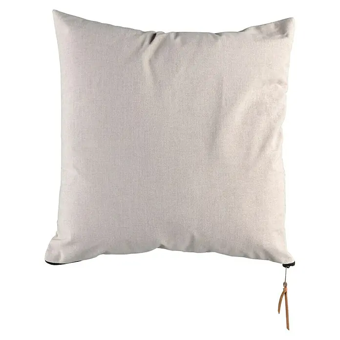 Kissen Ned - Sand, 45 x 45 cm, 100 % Polyester - Detailansicht eines quadratischen, beigefarbenen Kissens mit einem subtilen Textilmuster, das auf einer reflektierenden Oberfläche platziert ist.