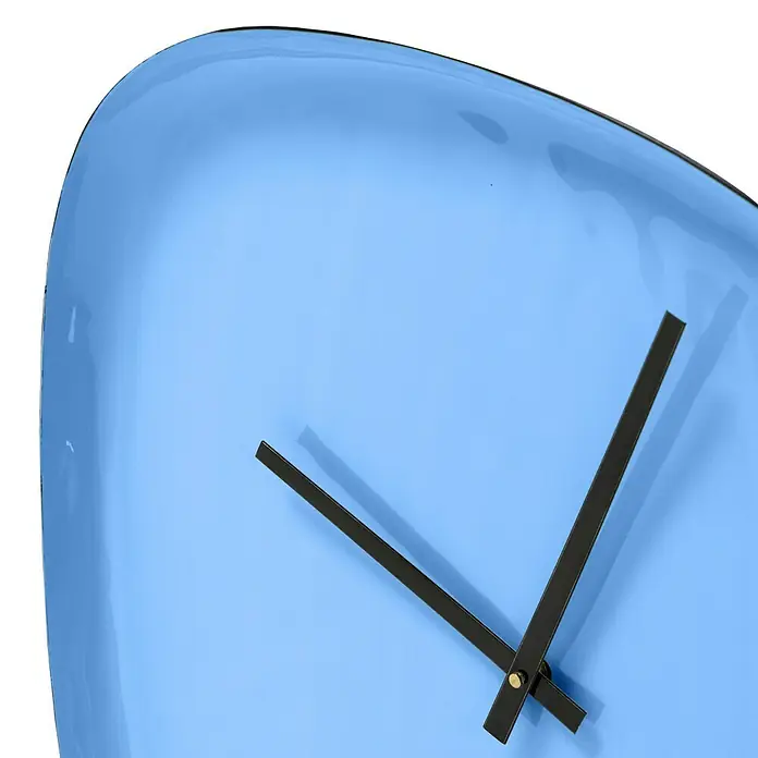 Wanduhr Tomo - Durchmesser: 42 cm, Blau - Nahaufnahme einer blauen Uhr mit schwarzen Zeigern, die auf eine Zeit zwischen 9:00 und 9:30 Uhr hinweisen, modernes Design.