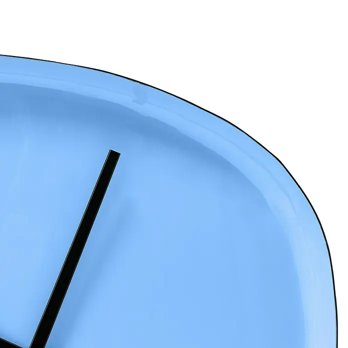 Wanduhr Tomo - Durchmesser: 42 cm, Blau - Nahaufnahme einer blauen Wanduhr mit schwarzen Zeigern, die modernes Design und Funktionalität vereint.