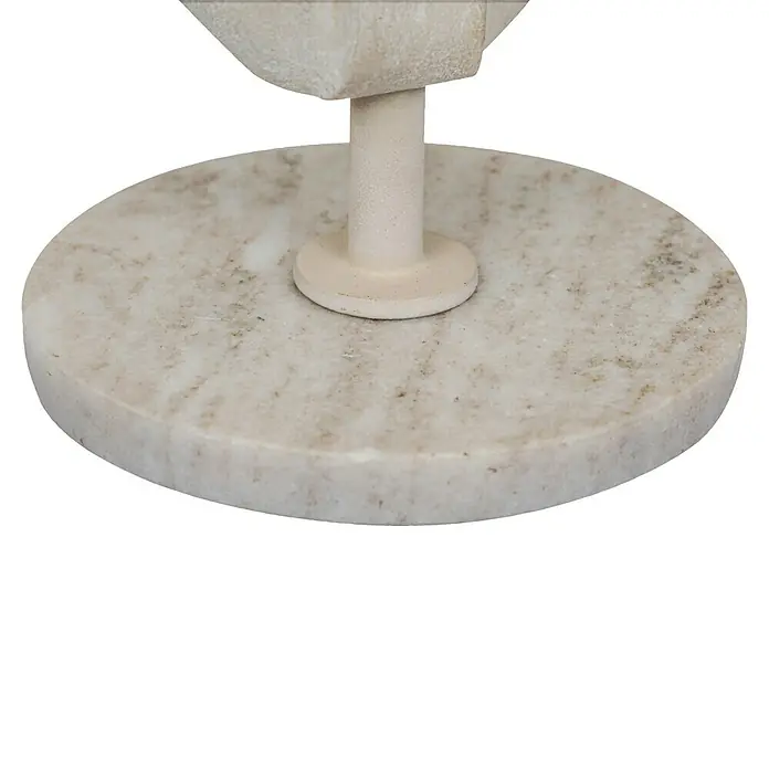 Dekofigur Ahyv - L x B x H: 13 x 13 x 37 cm, Beige, Metall - Nahaufnahme eines eleganten Marmor-Kerzenständers, der eine subtile Textur und eine klassische Form zeigt. Ideal für eine stilvolle Dekoration.