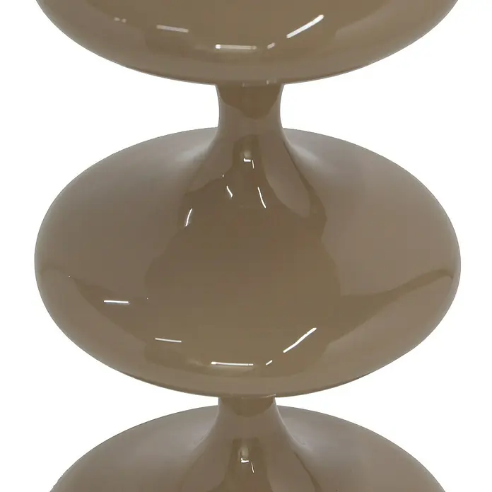Kerzenhalter Laureen - Ø x H: 11 x 28 cm, Beige, Metall - Detailaufnahme eines dreistufigen, hellbraunen Hockers mit glänzender Oberfläche und außergewöhnlichem Design.