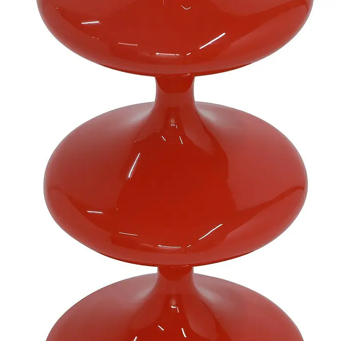 Kerzenhalter Laureen - Ø x H: 11 x 28 cm, Rot, Metall - Roter, moderner Hocker mit drei runden Elementen. Das Möbelstück hat eine glänzende Oberfläche und ein auffälliges Design.