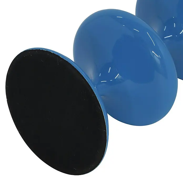 Kerzenhalter Laureen - Ø x H: 11 x 28 cm, Blau, Metall - Nahaufnahme eines blauen, glänzenden, aus Tellern geformten Dekorationsstücks mit einem schwarzen Sockel vor schwarzem Hintergrund.