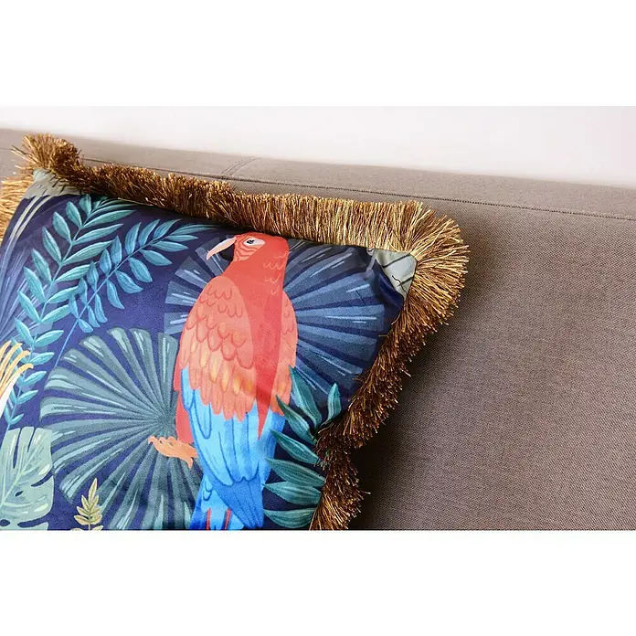 Kissen Elona - Vögel, 45 x 45 cm, 100 % Polyester - Dekokissen mit einem bunten Papagei- und Pflanzenmuster, verziert mit einer goldenen Quaste, für einen exotischen Touch in Ihrem Zuhause.