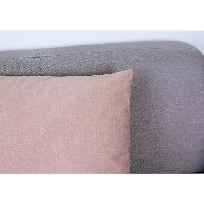 Kissen Ned - Mokka, 45 x 45 cm, 100 % Polyester - Nahaufnahme eines Sofas mit einem rosafarbenen Kissen. Die Textur des Stoffes ist deutlich sichtbar und betont die Weichheit des Kissens.