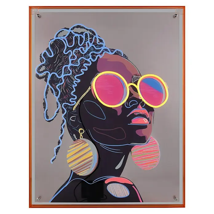 Bild LED - Amira II, B x H: 65 x 85,4 cm - Gerahmtes Wandbild einer Frau mit auffälliger runder Brille und kreisförmigen Ohrringen in einem Acrylrahmen.