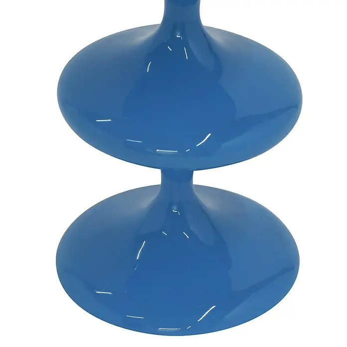 Kerzenhalter Laureen - Ø x H: 11 x 28 cm, Blau, Metall - Nahaufnahme einer blauen Skulptur, die durch ihre glänzende Oberfläche und die abstrakte Formgebung ins Auge fällt. Das Design wirkt modern.