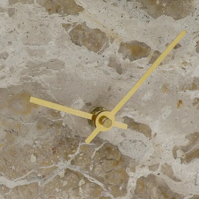 Tischuhr Krono - Beige, 15 x 15 cm - Marmor-Wanduhr mit goldenen Zeigern, die ein stilvolles und zeitloses Design bietet. Die Uhr ist ein dekoratives Element für jeden Raum.