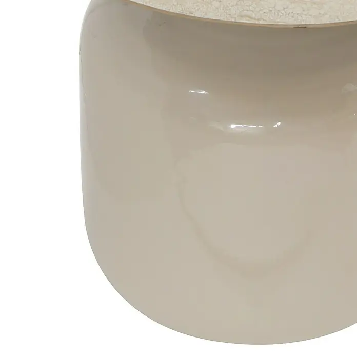 Beistelltisch Alya - Ø x H: 50 x 46 cm, Taupe - Nahaufnahme einer beigen Keramikvase mit glatter Oberfläche. Die Vase ist schlicht und elegant gestaltet.