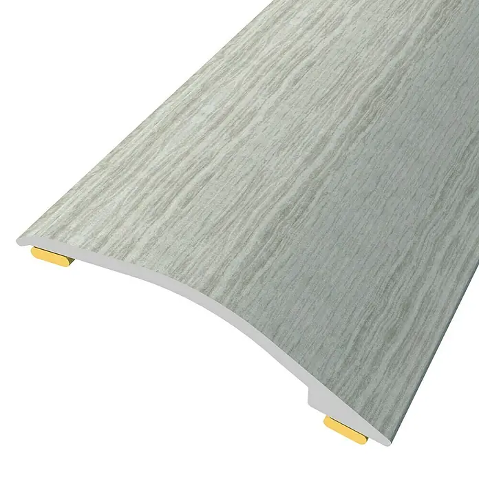 Baglinox Perfil de transición inclinado Straw - 2D - 90 cm x 38 mm, Pegado - Perfil con veta de madera. La tira es gris y tiene una forma redondeada con fijaciones doradas.