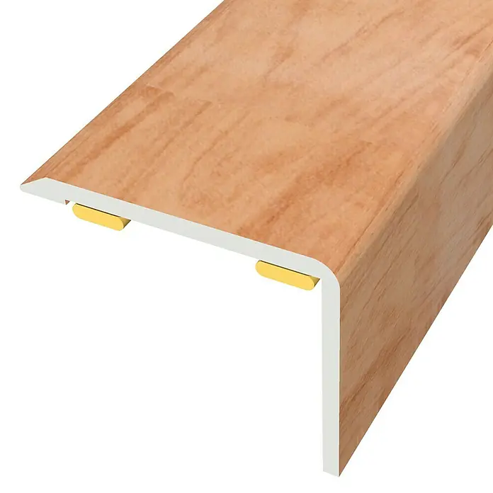Baglinox Perfil angular Roble - C3 - 135 cm x 25 mm x 20 mm, Pegado - Primer plano de un remate de escalera con aspecto de madera y detalles dorados sobre fondo blanco.