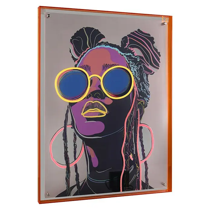 Bild LED - Amira I, B x H: 65 x 85,4 cm - Pop-Art-Wandbild einer stilvollen Frau mit runder Brille und bunten Akzenten, gerahmt in leuchtendem Orange.