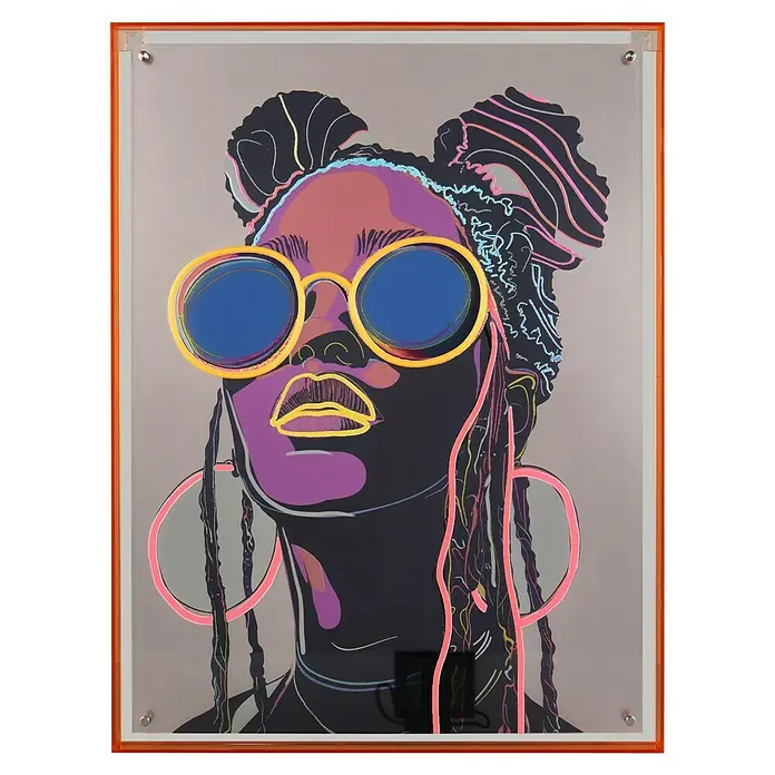 Bild LED - Amira I, B x H: 65 x 85,4 cm - Farbenfrohes Kunstwerk mit einer stilvollen Frau, die eine Brille und Ohrringe trägt, gerahmt in leuchtendem Orange.