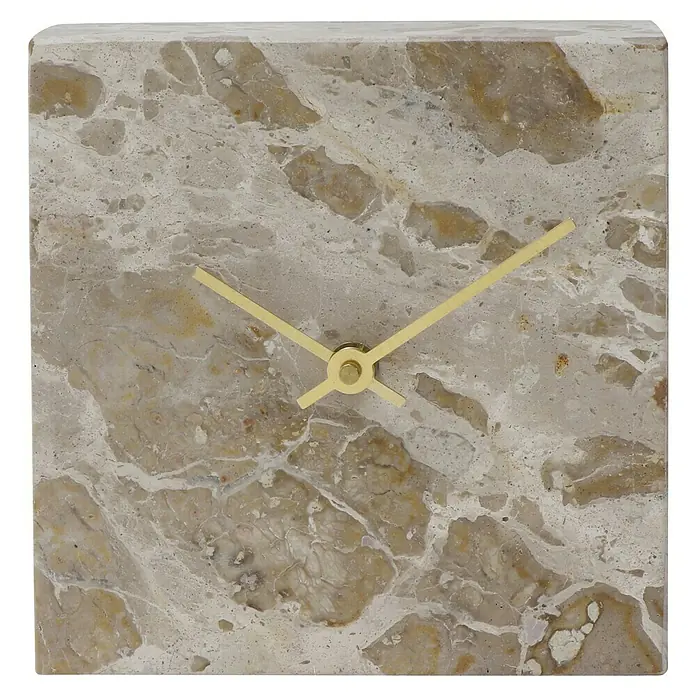 Tischuhr Krono - Beige, 15 x 15 cm - Nahaufnahme einer quadratischen Marmoruhr mit goldenen Zeigern, die auf eine helle Oberfläche zeigt.
