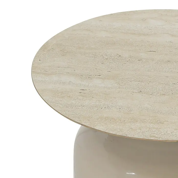 Beistelltisch Alya - Ø x H: 50 x 46 cm, Taupe - Nahaufnahme eines modernen Couchtisches mit einer runden Marmorplatte und einem cremefarbenen Sockel, ideal für stilvolle Wohnräume.