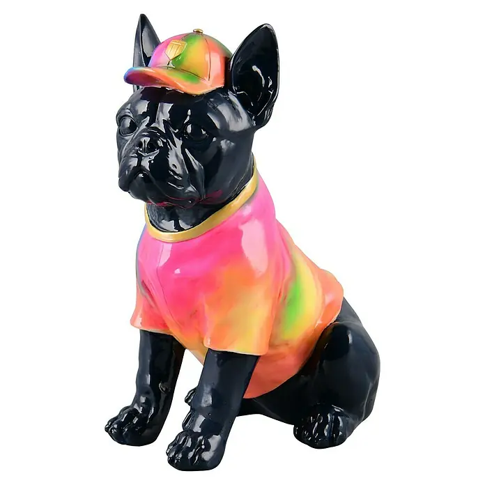 Dekofigur - Dogge Benson, L x B x H: 19 x 13 x 24 cm, Keramik - Eine glänzende Bulldoggen-Figur mit farbenfrohem Hemd und passender Kappe, ein stilvolles Deko-Element.