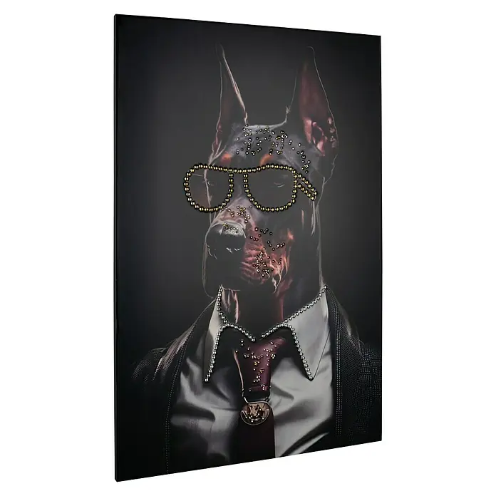 Bild - Bruce, B x H: 60 x 90 cm - Kunstvolles Porträt eines Dobermanns im Anzug mit Perlenakzenten.