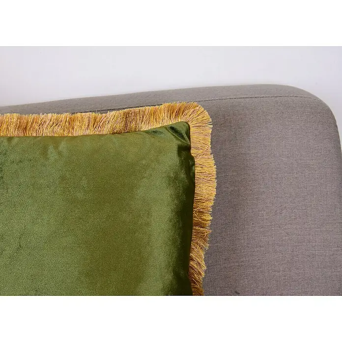 Kissen Elona - Grün, 45 x 45 cm, 100 % Polyester - Dekokissen in Olivgrün mit dekorativen Fransen, stilvoll auf einem grauen Sofa platziert.