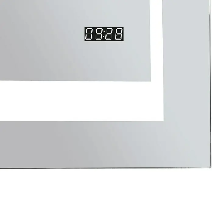 DSK Lichtspiegel Silver Futura - 70 x 90 cm - Nahaufnahme eines modernen Spiegels mit LED-Beleuchtung und digitaler Uhranzeige, die 09:28 anzeigt.