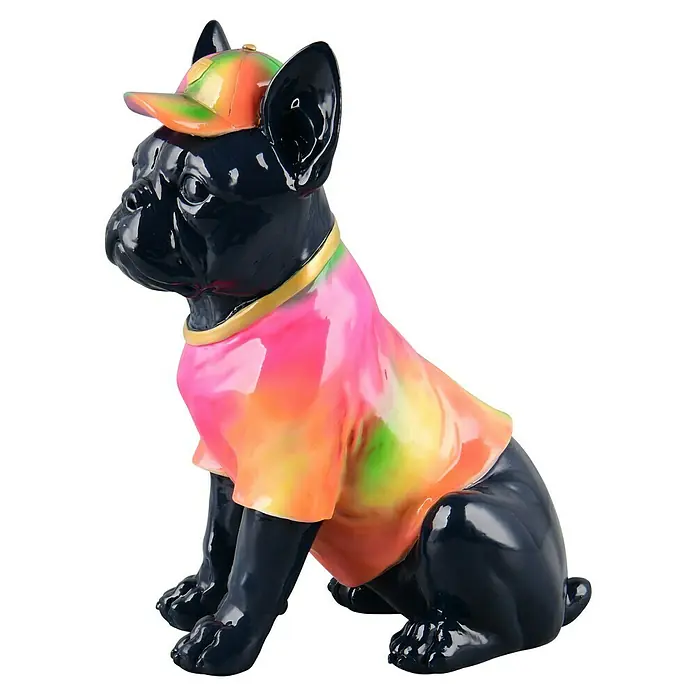 Dekofigur - Dogge Benson, L x B x H: 19 x 13 x 24 cm, Keramik - Glänzende schwarze Bulldoggen-Statue mit farbenfrohem Hemd und Hut. Die Statue ist detailliert und ein Blickfang.
