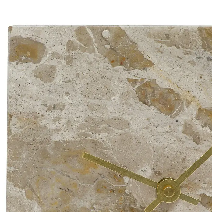 Tischuhr Krono - Beige, 15 x 15 cm - Nahaufnahme einer Marmor-Tischuhr mit goldenen Zeigern, die ein elegantes und funktionales Designelement zeigt.