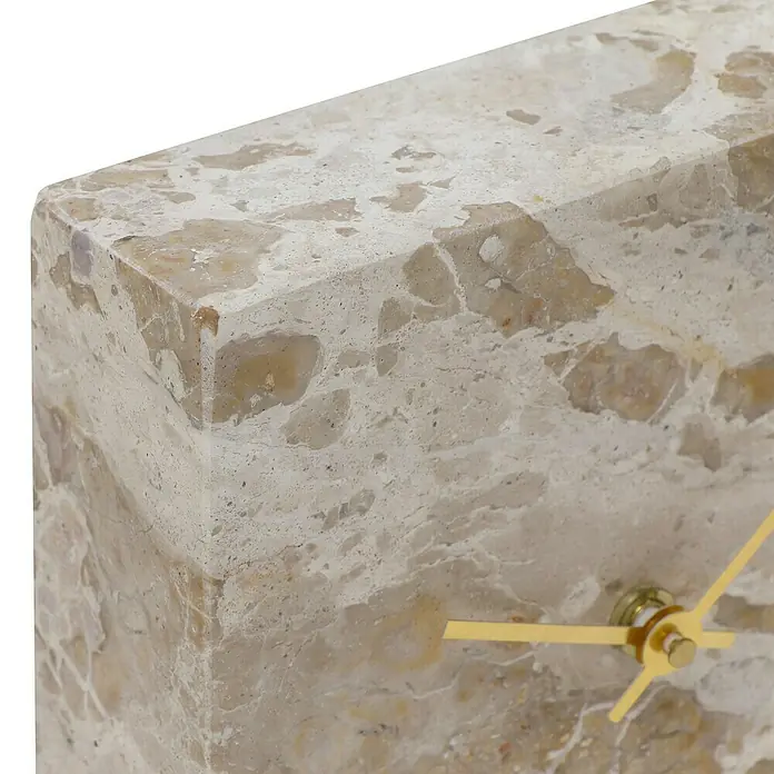 Tischuhr Krono - Beige, 15 x 15 cm - Nahaufnahme einer Tischuhr aus Marmor mit goldenen Zeigern. Die Uhr hat eine einzigartige Textur und ein elegantes Design.